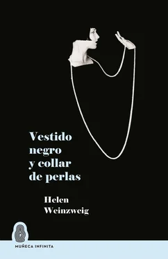 Helen Weinzweig Vestido negro y collar de perlas обложка книги