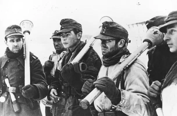 Немецкие солдаты вооруженные панцерфаустами Солдат вооруженный - фото 7