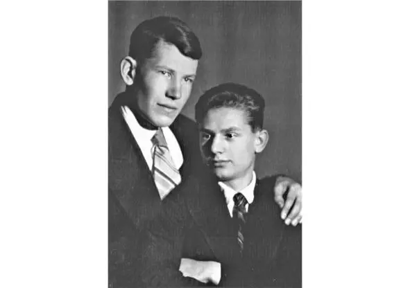 Петр и Михаил Милютин 1937 год Петр за радиоприемником 1935 год - фото 19