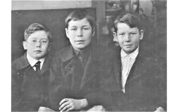 Владимир Борис и Петр Тюрины 1928 год Лысая гора над рекой Воронеж 1935 год - фото 6