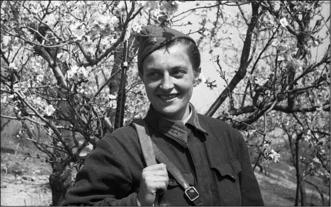 ЛМ Павличенко с СВТ40 за плечом Севастополь март 1942 г Фото из - фото 13