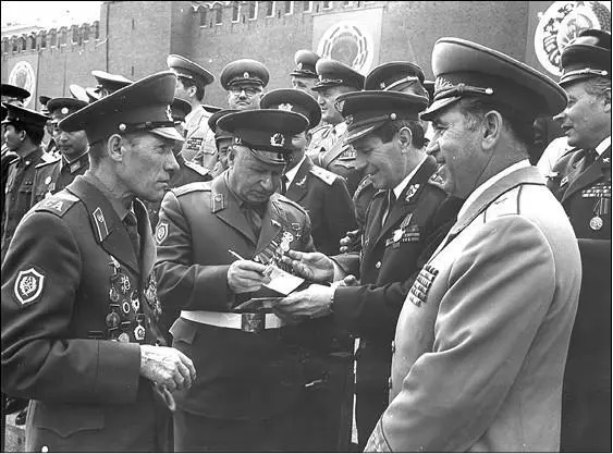 На Красной площади генералмайор А Хоменко справа с Героями Советского Союза - фото 7
