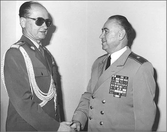 А Хоменко c Войцехом Ярузельским Полковник Н Патрахальцев 1945 г Н - фото 8