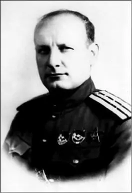 Полковник Н Патрахальцев 1945 г Н Патрахальцев с родными матерью - фото 9