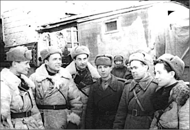 Военный корреспондент Г Долин первый слева г Велиж Смоленской области - фото 12