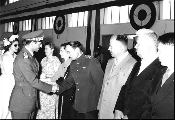 Военный атташе Г Долин приветствует руководителя Ирана Полковник Л Сергеев - фото 14