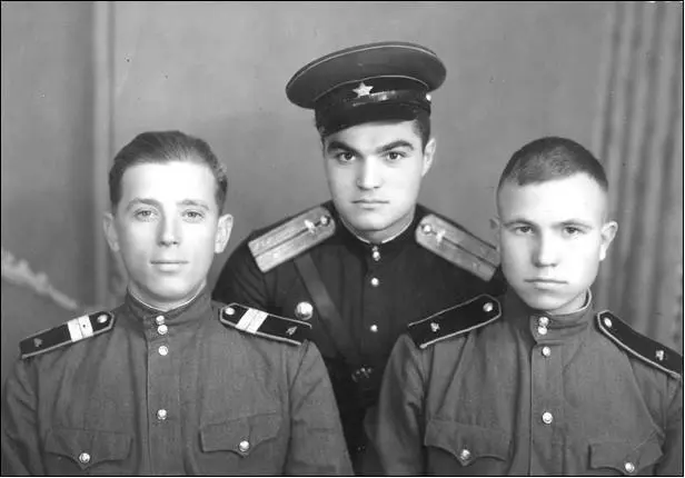 КНР Город Цзиньцжоу Лейтенант Наон с механикомводителем и наводчиком 1954 - фото 21