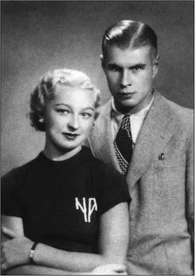 Николай Абрамов с женой Натальей София 1934 год Николай Абрамов родился в - фото 23