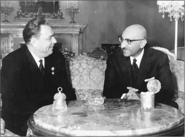 ЛИ Брежнев и король Афганистана Мухаммед Захир Шах Большинство - фото 66