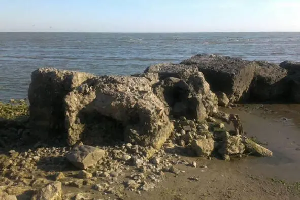 Рис1 Берег моря с россыпью бетонных блоков оголовок будущей буны по - фото 1