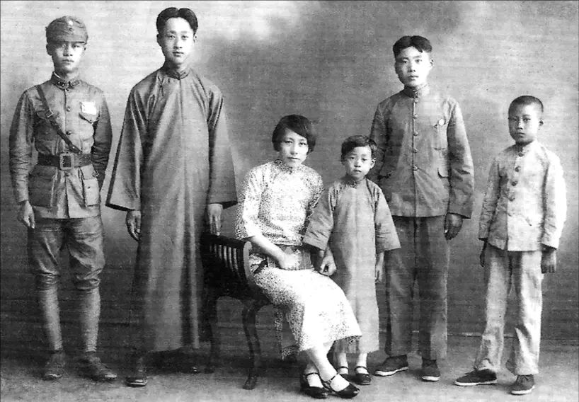 1930 vor der Abreise nach Nanking Autorin an der Hand ihrer Mutter sitzend - фото 8