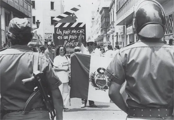 Al empezar la década de 1990 la situación del cine nacional era ya difícil La - фото 12