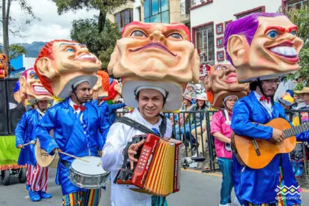 En la estela del desfile están los grupos musicales tradicionales de la zona - фото 7