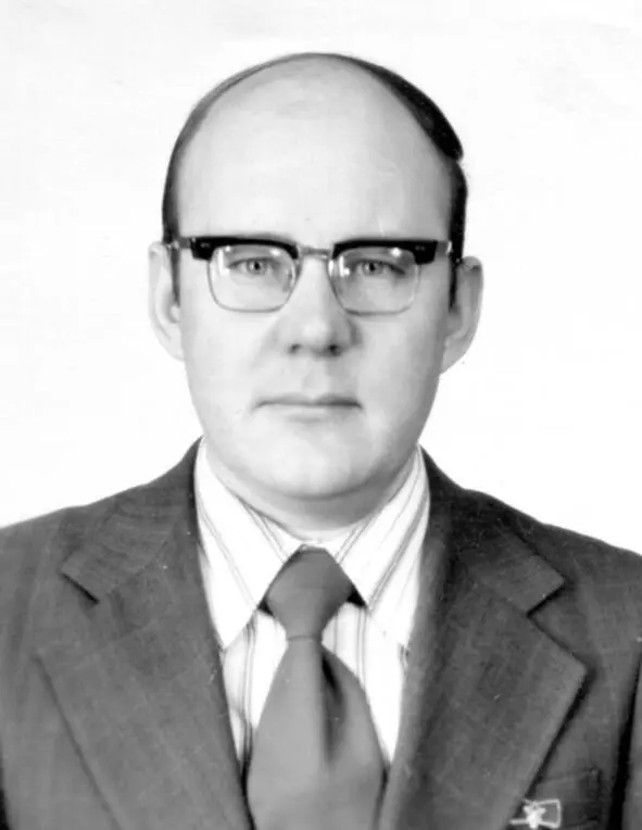 Антонов Владислав Аркадьевич родился в 1942 году в деревне Веденицы Зуевского - фото 1