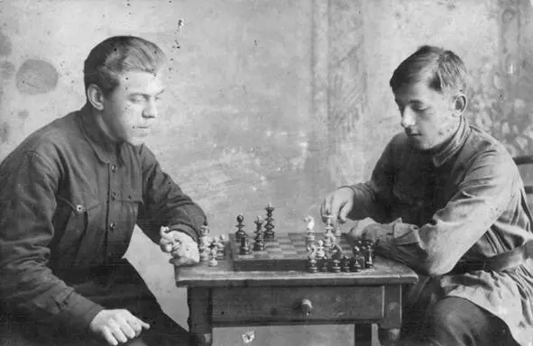 Гудовские Владимир Михайлович и Николай Михайлович справа за игрой в шахматы - фото 23
