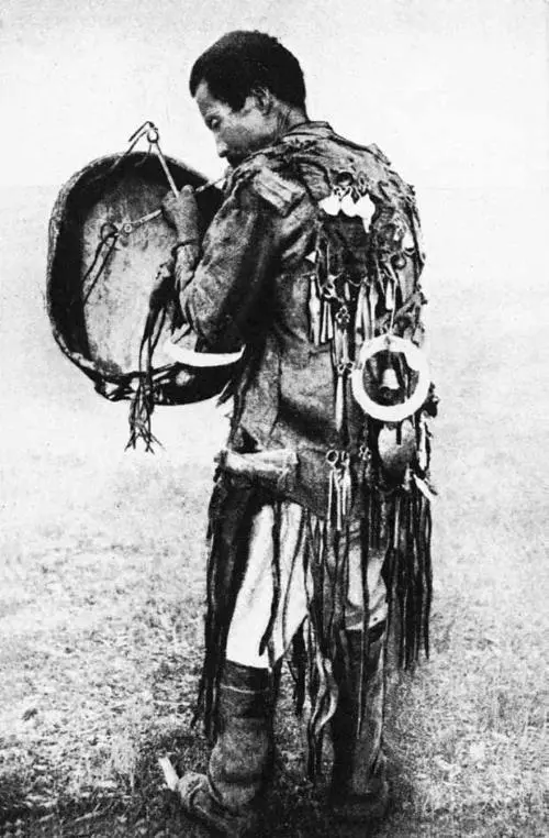 Слева фото сибирского шамана из книги The Secret Museum of mankind 1935 - фото 2
