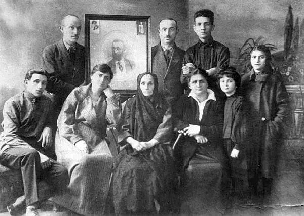 В начале 1920хв киевском фотоателье В центре сидит думаю вдова прадеда - фото 20
