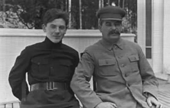 Василий Сталин с отцом Отца любили все вспоминала дочь Сталина Светлана - фото 10