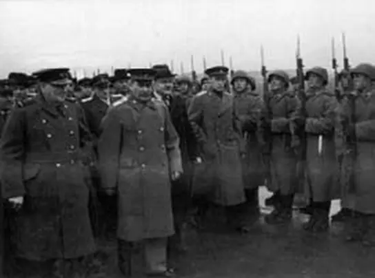 ИВ Сталин и У Черчилль обходят строй почетного караула 1944 г Корр В - фото 12