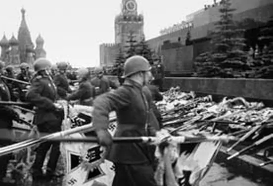 Советские солдаты бросают знамена фашистской Германии к подножию Мавзолея ВИ - фото 16