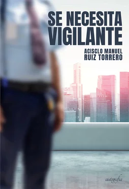 Acisclo Manuel Ruiz Torrero Se necesita vigilante обложка книги