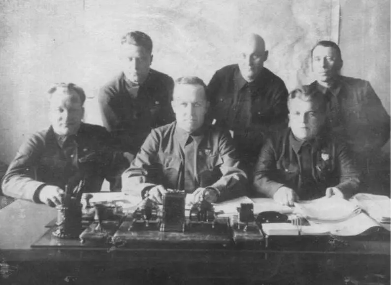 Октябрь 1941 г Сидят слева направо Суходольский ВН Жаворонков ВГ Чмутов - фото 3