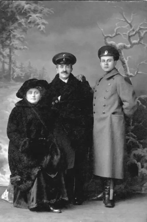 Дедушка бабушка папа заурядврач ЮН Богина 1916 г Вернулся папа с - фото 3