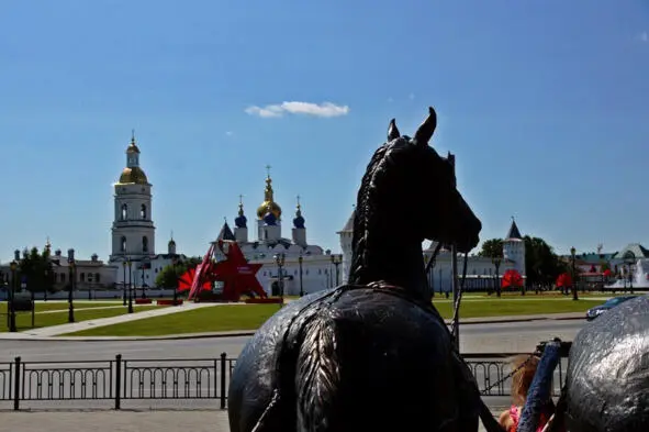 Бронзовые кони пролетки у музея рассматривают Красную площадь Тобольск это - фото 9