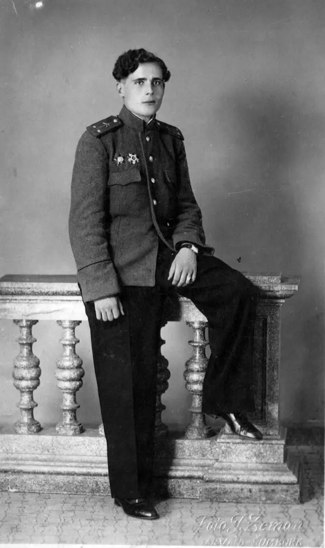 Знакомство 21 февраля 1946 года стучат в двери Девчонки открывают стоят три - фото 10