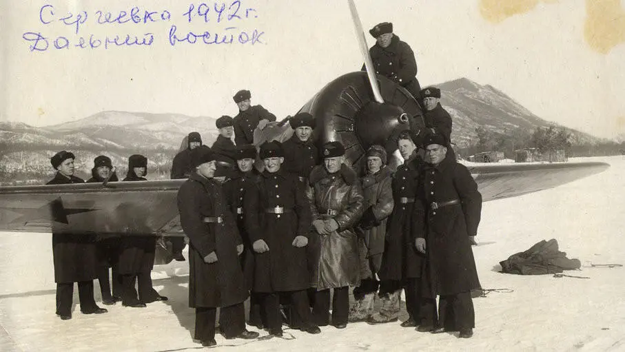1941 год Декабрь Дальний Восток Вечер Комната где живут два офицера Иван - фото 4