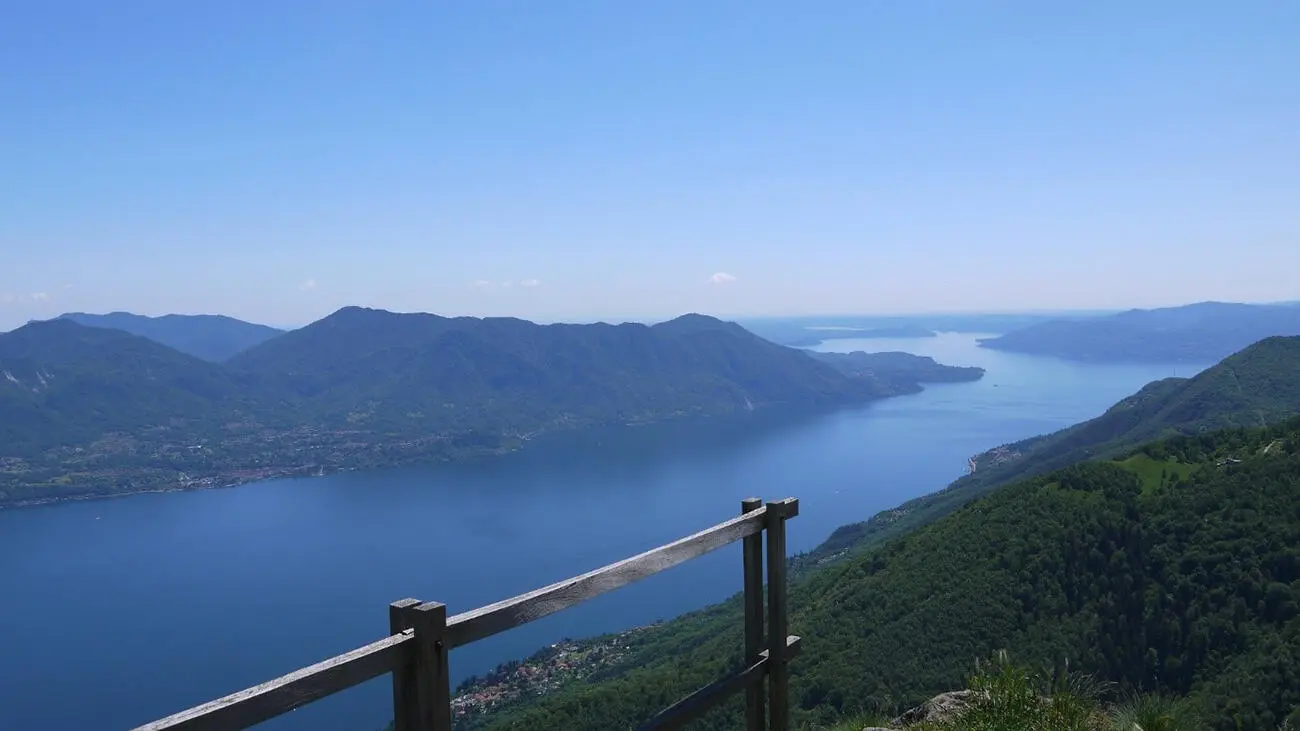 Blick auf den Lago Maggiore oberhalb von Cannero Riviera Je höher man steigt - фото 2