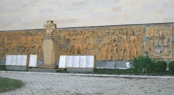 Мемориал в г Гори Ранен в результате несчастного случая сквозное пулевое - фото 118