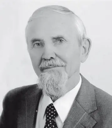 Родился 8 мая 1932 года в г Аше Челябинской области в семье служащих Мать - фото 11