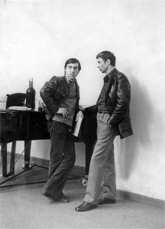 Владимир Высоцкий и Олег Даль 1974 г Его песни поднимали упавший дух людей - фото 71