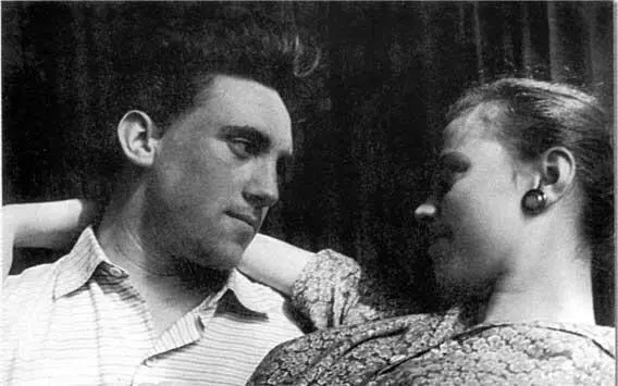 Владимир Высоцкий с первой женой Изольдой Жуковой Москва 1960 г Настоящая - фото 77