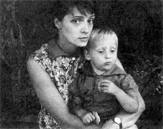 Людмила Абрамова с сыном Никитой Людмила Владимировна была преданной и - фото 80