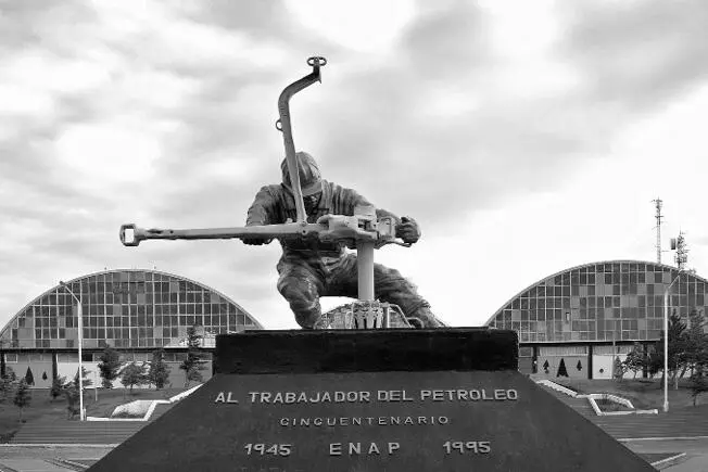 Figura 3 Escultura en plaza Cerro Sombrero Figura 4 Iglesia católica en - фото 12