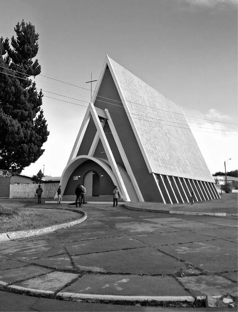 Figura 4 Iglesia católica en Cerro Sombrero Figura 5 Estación de bencina en - фото 13