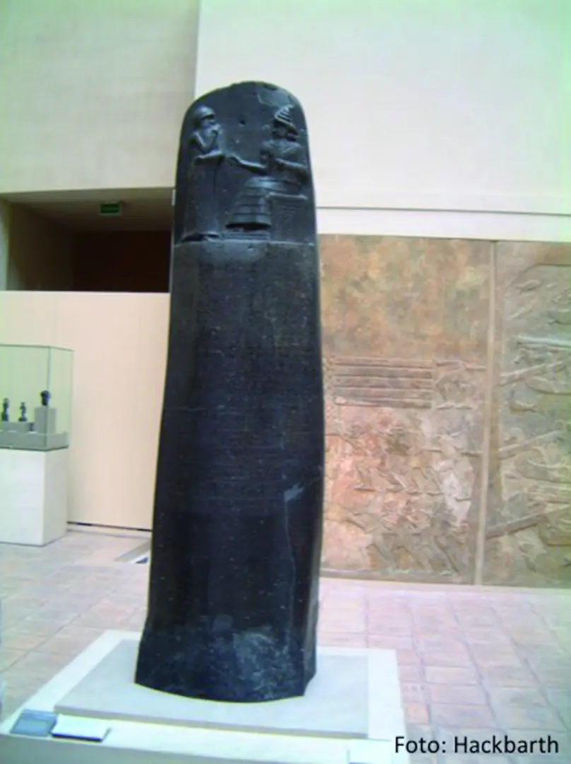 Im oberen Relief des Codex Hammurabi ist dargestellt wie der König Hammurabi - фото 2