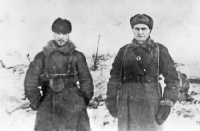Старший сержант М А Сахончик слева и капитан А П Поташев секретарь - фото 4