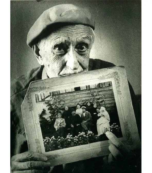 Оболенский с семейной фотографией Фото Владимира Белковского Судьба - фото 17
