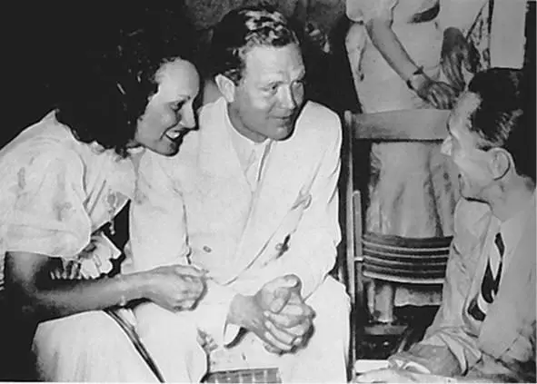 Лида Баарова и Густав Фролих беседуют с Геббельсом 1936 г На УФА снимали - фото 11
