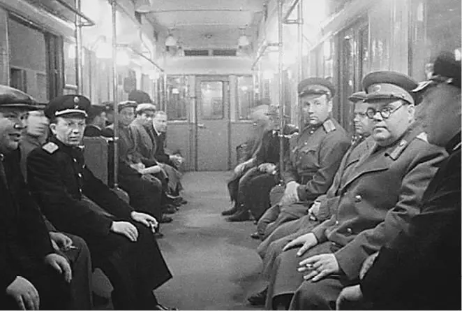 Таврин надеялся что военная форма и ордена помогут ему выполнить задание - фото 62