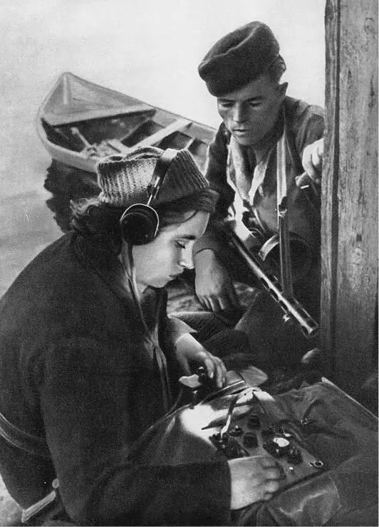 Радистка за работой С Большой земли партизаны получали боеприпасы продукты - фото 69