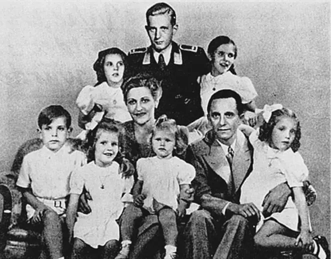 Йозеф Геббельс с женой и детьми 1942 г На следующий день 3 мая 1945 года - фото 87