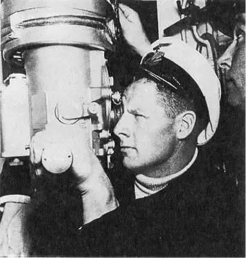 Командир немецкой подводной лодки наблюдает за целью 13 мая в условленной - фото 96