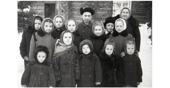 Снимок сделан в январе 1957 года во дворе нашего дома перед началом - фото 8
