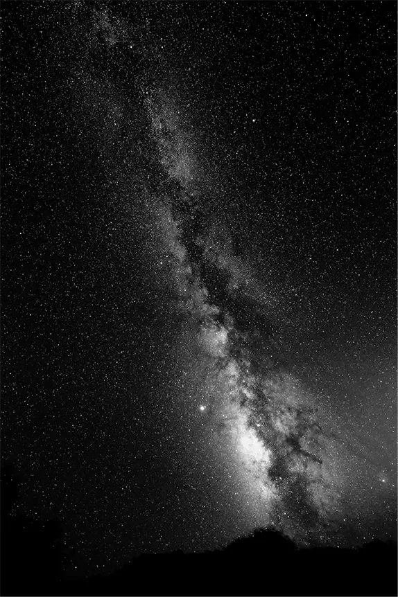 Abbildung 1 Von links oben nach rechts unten im Bild verläuft die Milchstraße - фото 2