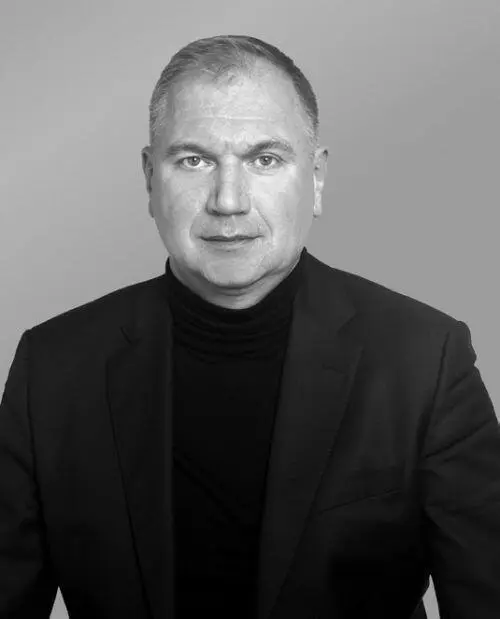 Родился в 1973 году в Молдавской ССР Окончил в 1994м Молдавскую экономическую - фото 13