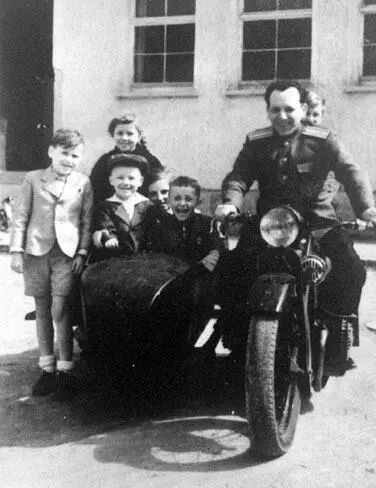 Папа на своем DKW с моей компанией немецких и русских детей Щенок Мы жили - фото 4
